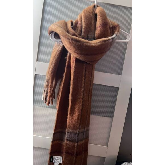 I_NWT! Made with 100% Recycled Polyester Brown Scarf - Picture 2 of 3